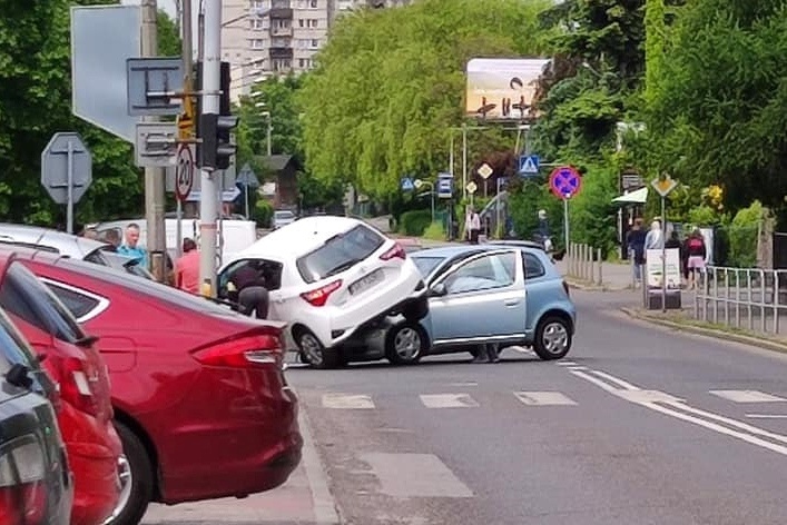 Kolizja w Katowicach. Jeden samochód wylądował na masce drugiego