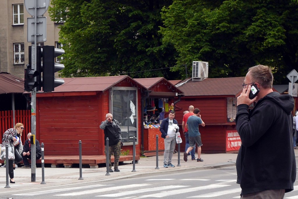 Bez smartfona, ale z pierwszeństwem. Nowe przepisy na przejściach dla pieszych