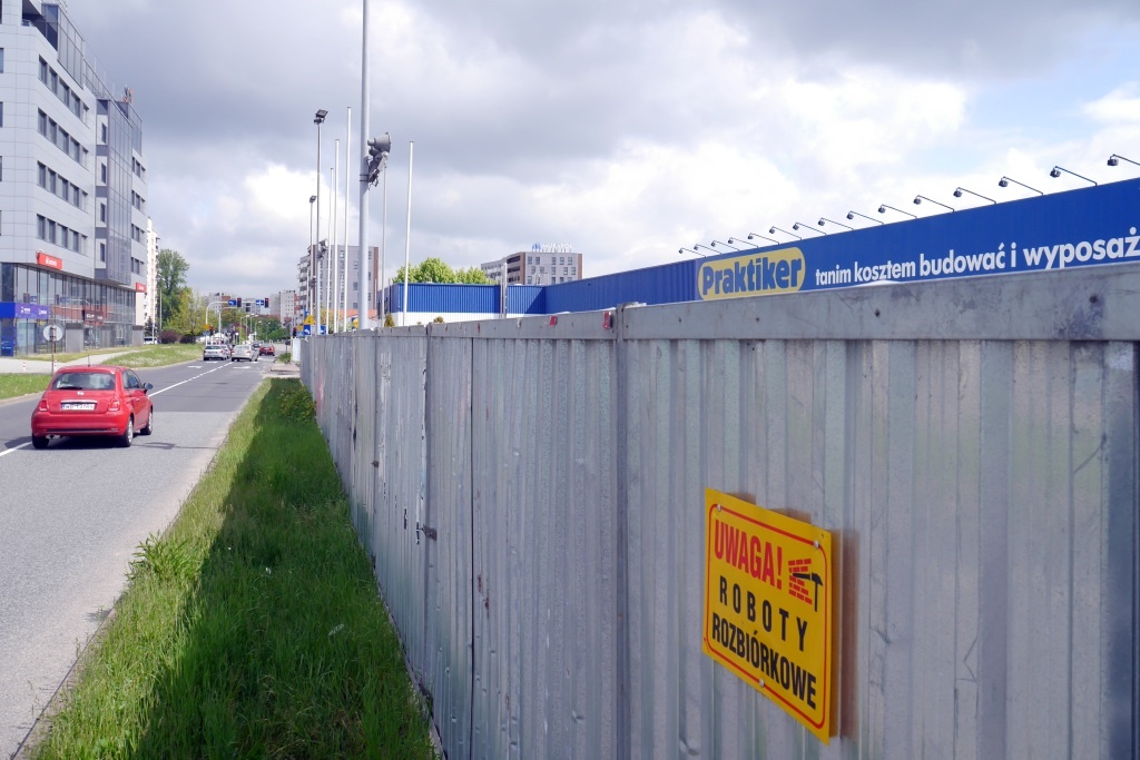 Praktiker do wyburzenia. Skanska zaczyna rozbiórkę byłego marketu budowlanego