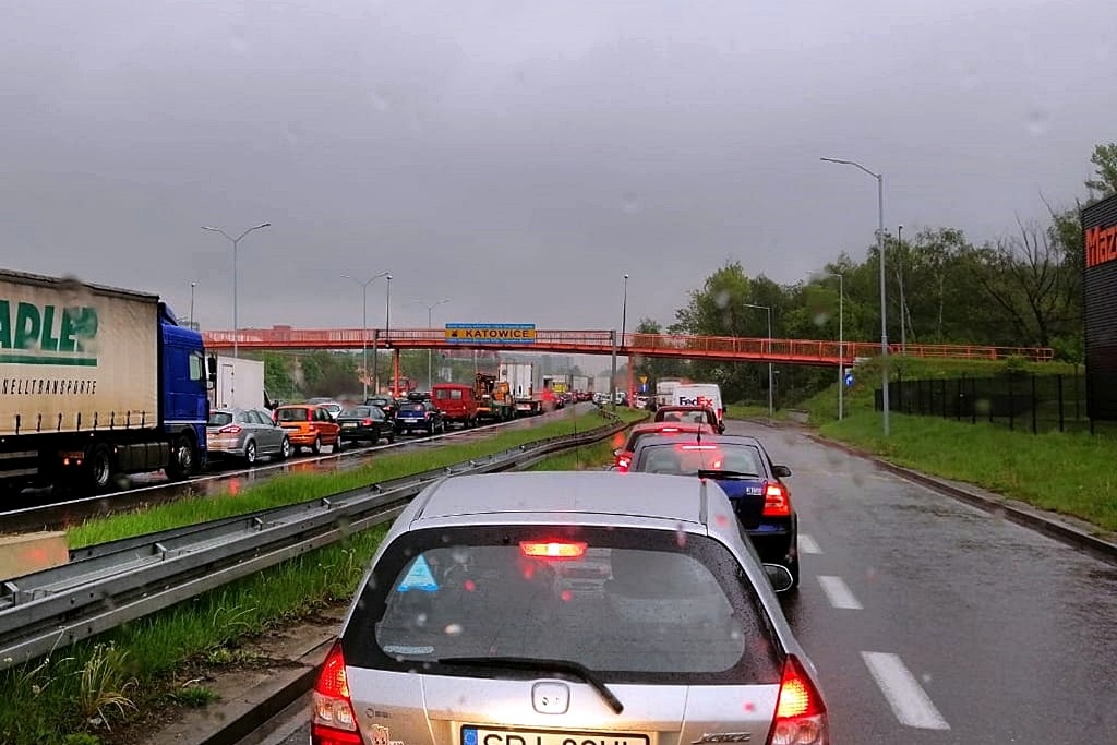 Poranna kolizja na DTŚ-ce. Korek sięgał aż do Chorzowa