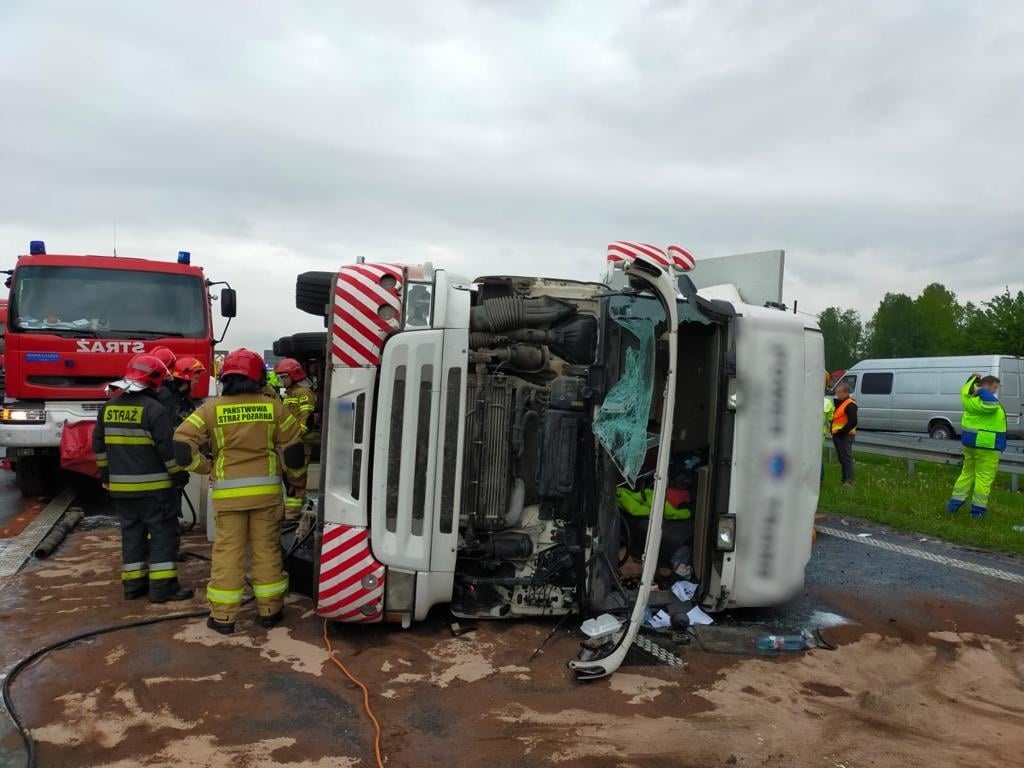Duże utrudnienia na autostradzie A4. Przewrócił się samochód ciężarowy