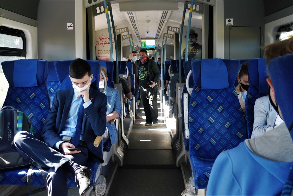 Sanepid kontrolował autobusy, pociągi i tramwaje. Tylko jedna osoba nie miała maseczki
