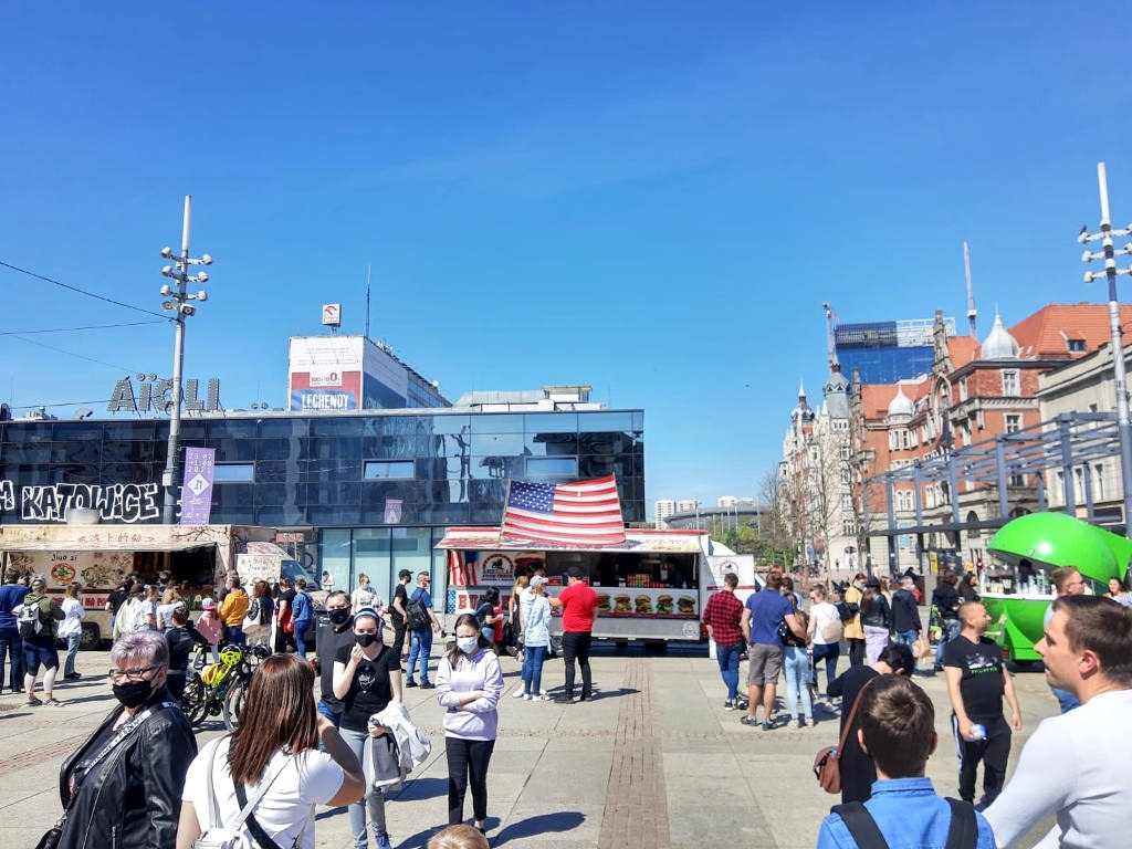 Tłumy na zlocie food trucków na katowickim rynku