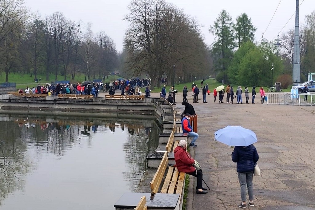 Działa punkt szczepień w Parku Śląskim. Setki osób stoją w kolejce po szczepionkę