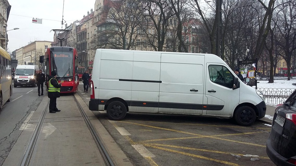 Tramwaje kontra samochody. Kierowcy notorycznie parkują na torach