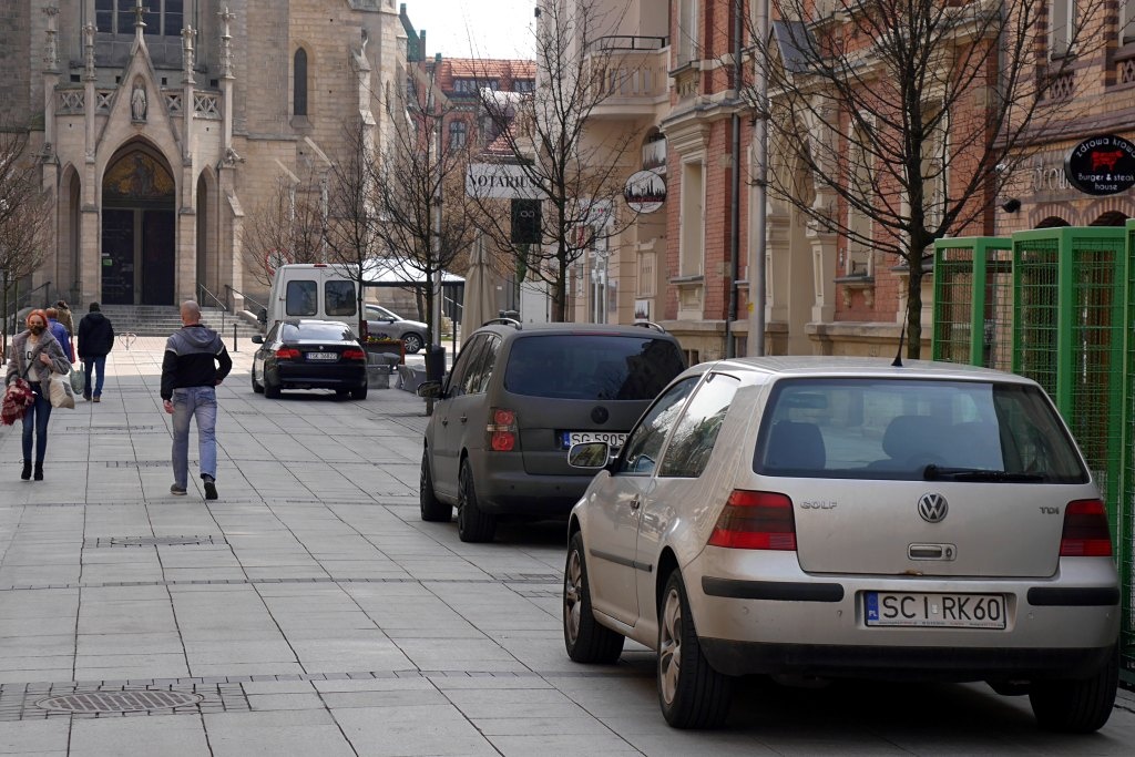 Akcja walki z nielegalnym parkowaniem będzie tylko akcją. Brakuje rozwiązań systemowych [KOMENTARZ]