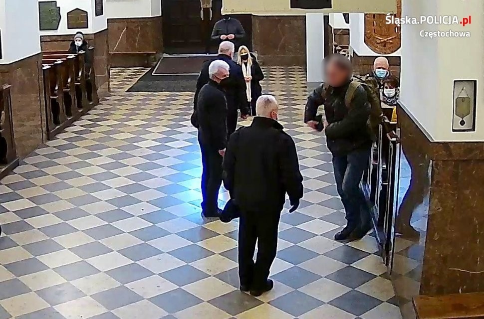 Rzucił się na ochroniarza w klasztorze. Po opublikowaniu zdjęć, sprawca sam zgłosił się na policję