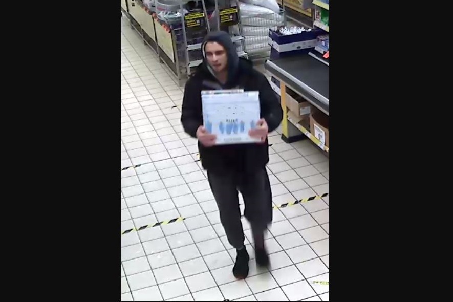 Wyniósł karton wódki z Biedronki. Szuka go policja
