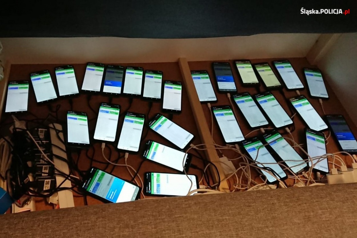 Wysyłali SMS-y i włamywali się na konta. Policja zatrzymała grupę obcokrajowców