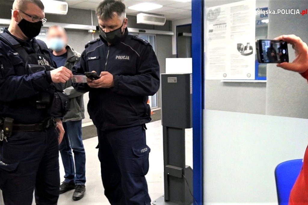 Szukali sensacji w punkcie szczepień. Dwóch pseudodziennikarzy stanie przed sądem