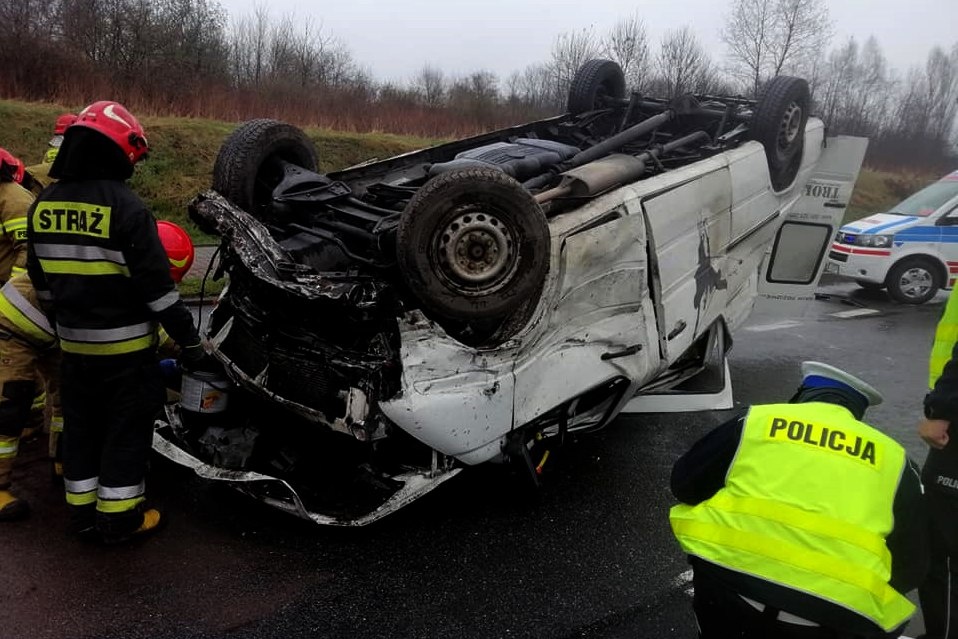 Wypadek na DTŚ-ce. Dachował samochód, a kolejne wjechały w ładunek