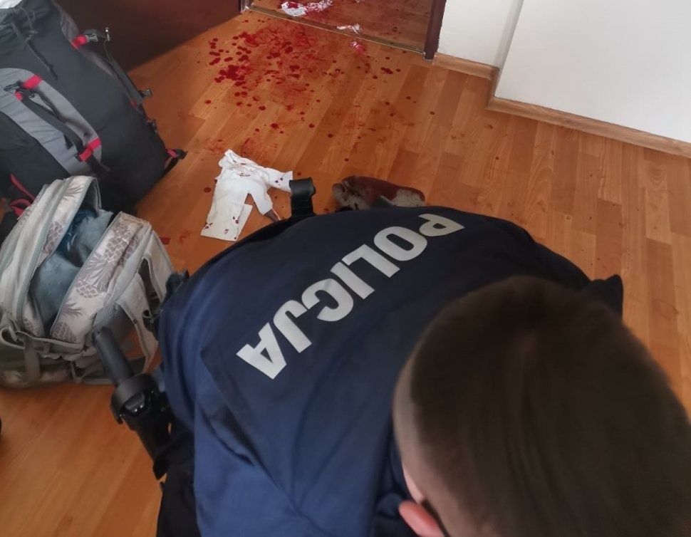 Dramatyczna akcja policji w centrum Katowic. Mężczyzna dźgał się nożem w szyję