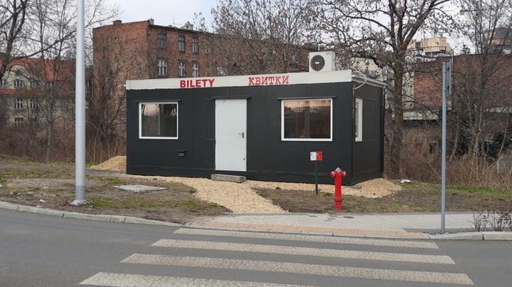 Blaszany kontener do sprzedaży biletów, który stanął przy dworcu na ul. Sądowej, zostanie zdemontowany