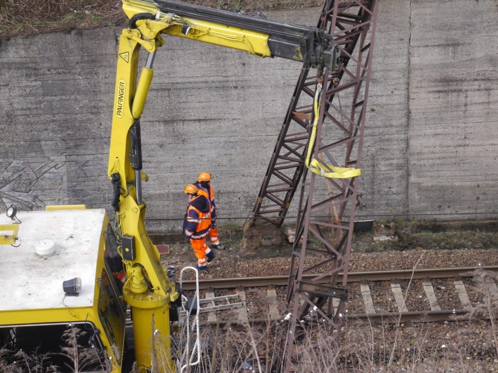 Po zderzeniu pociągu Kolei Śląskich ze słupem ruch na torach nadal wstrzymany