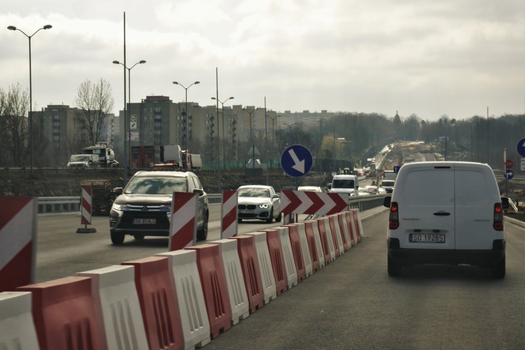 Kolejna zmiana na węźle w Giszowcu. Zaczyna się rozbiórka wiaduktu