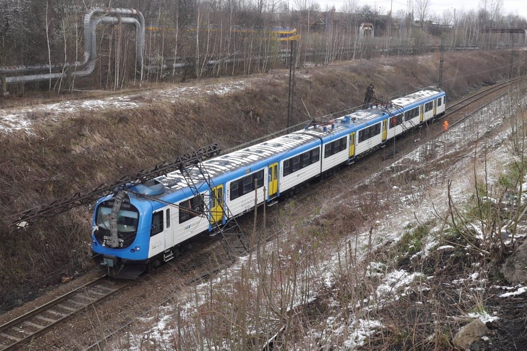 Pociąg uderzył w słup trakcyjny. Przyczyną mogła być próba kradzieży