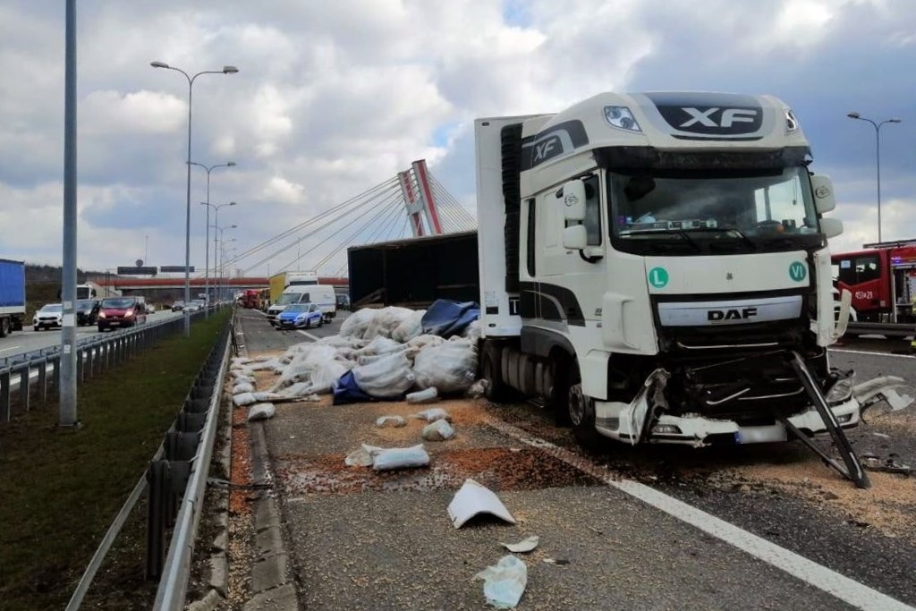 Autostrada A4 jest zablokowana. Zderzyły się 3 ciężarówki