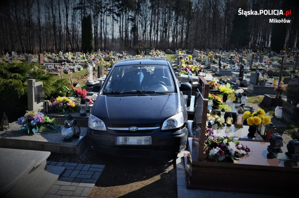 Wjechał samochodem na cmentarz i uszkodził ponad 20 nagrobków