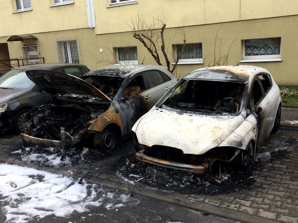 Nocny pożar samochodów na os. Kukuczki w Bogucicach. Prawdopodobnie to podpalenie