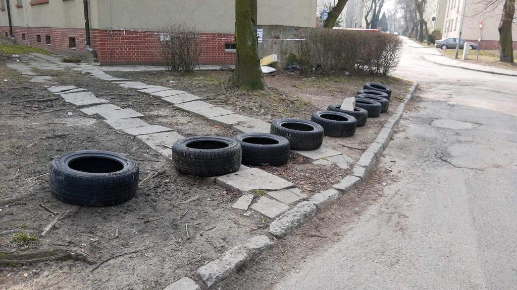 Mieszkańcy Koszutki mają dość kierowców niszczących zieleń