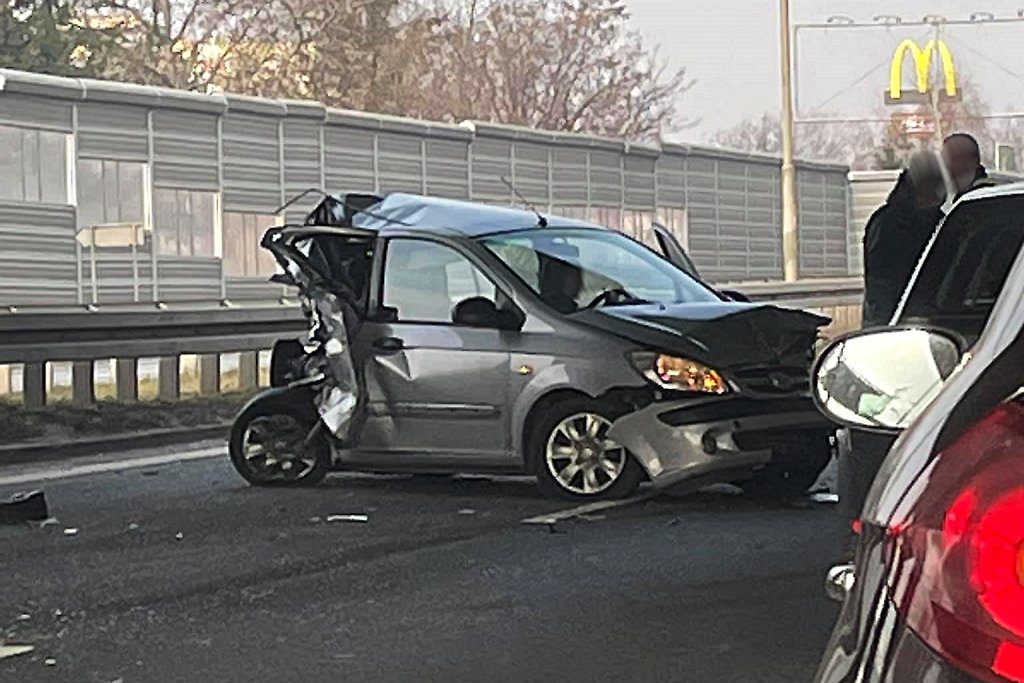 Kobieta zatrzymała samochód na DTŚ-ce. Dwie osoby trafiły do szpitala