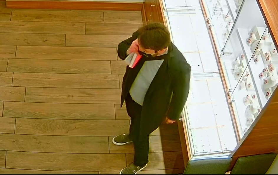 Ukradł pierścionek w Galerii Katowickiej. Policja szuka tego mężczyzny