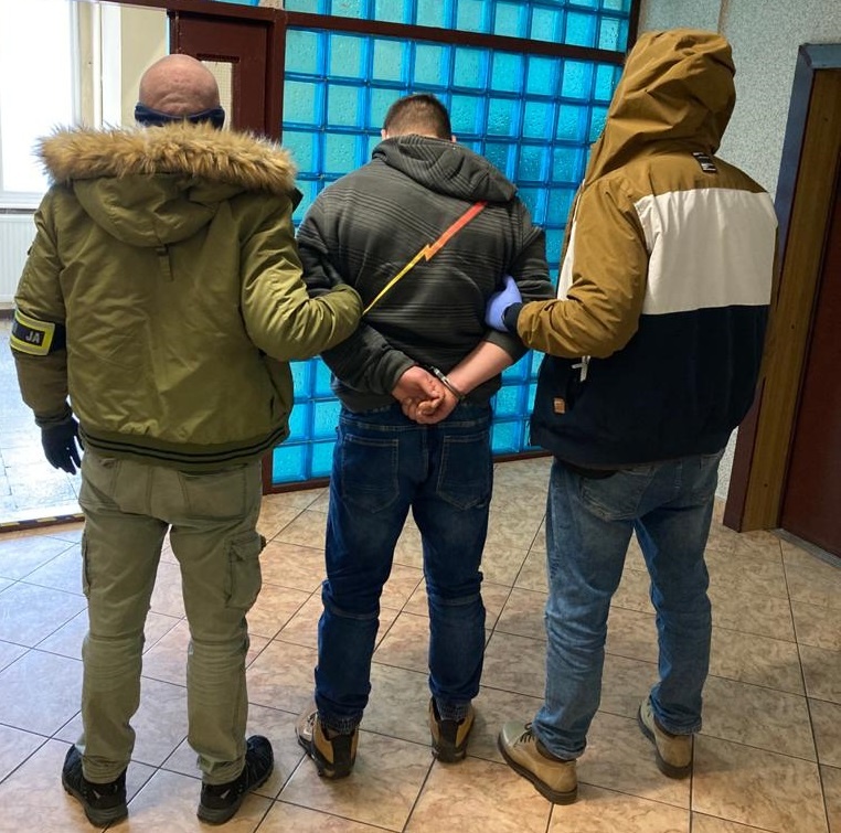 Weszli do mieszkania i pobili mężczyznę. Policja zatrzymała czterech sprawców brutalnego napadu