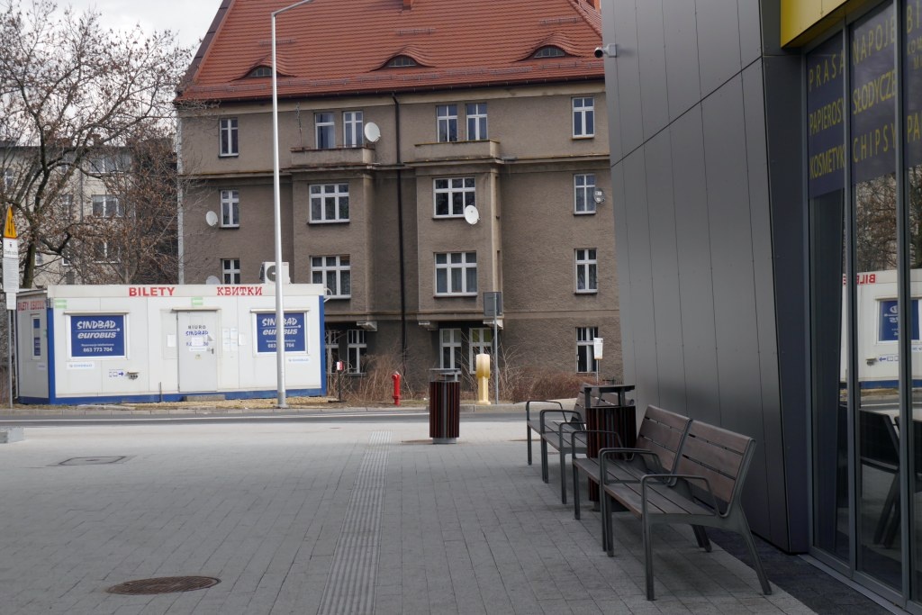Urzędnicy komentują blaszany kontener do sprzedaży biletów: To efekt zwiększającej się popularności dworca