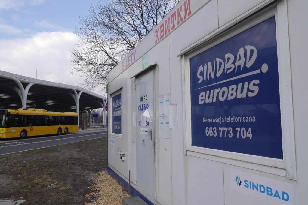 Mieszkańcy komentują postawienie blaszanego kontenera na bilety przy dworcu autobusowym na ul. Sądowej