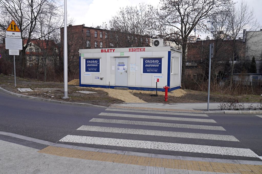 Obok dworca za 66 mln złotych stanął blaszany kontener z biletami