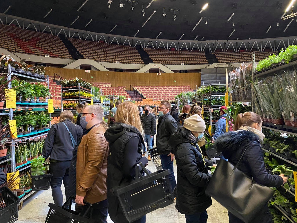 Długie kolejki na festiwal roślin w Spodku. Imprezę sprawdzili policja i sanepid