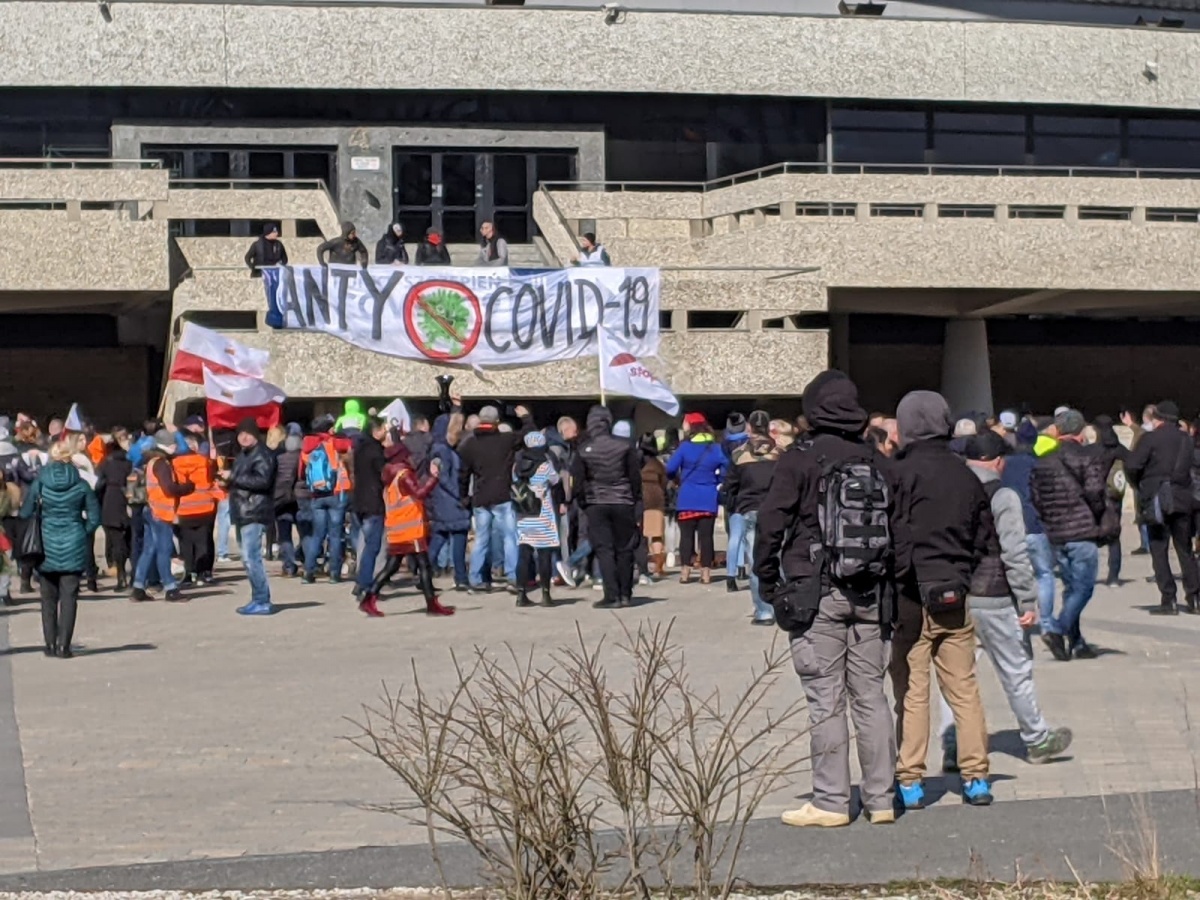 Antycovidowcy przeszli przez Katowice. Domagają się wolności