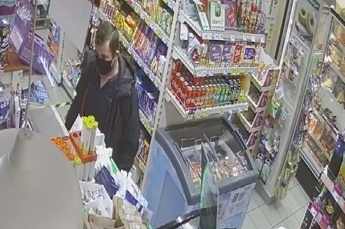 Płacił cudzą kartą na os. Tysiąclecia. Szuka go policja