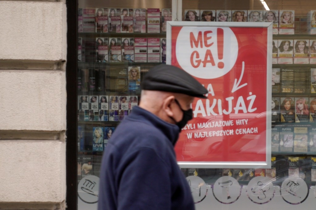 Koniec z przyłbicami, szalikami czy chustami. Od dzisiaj tylko maseczki. Zmieniają się też zasady przekraczania granicy z Czechami i Słowacją