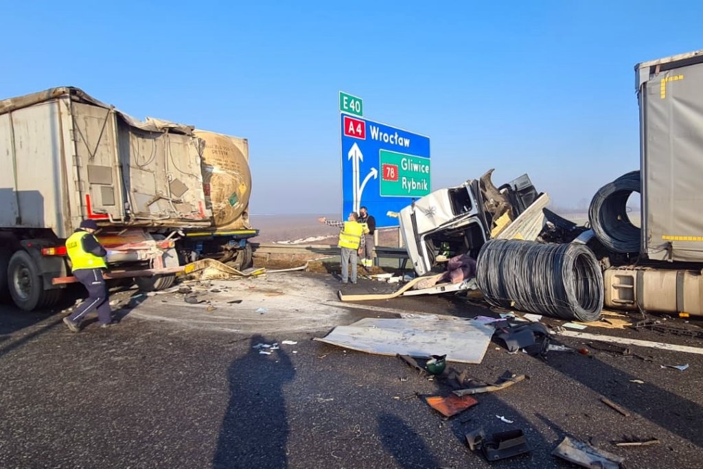 Trzy ciężarówki zderzyły się na autostradzie A4