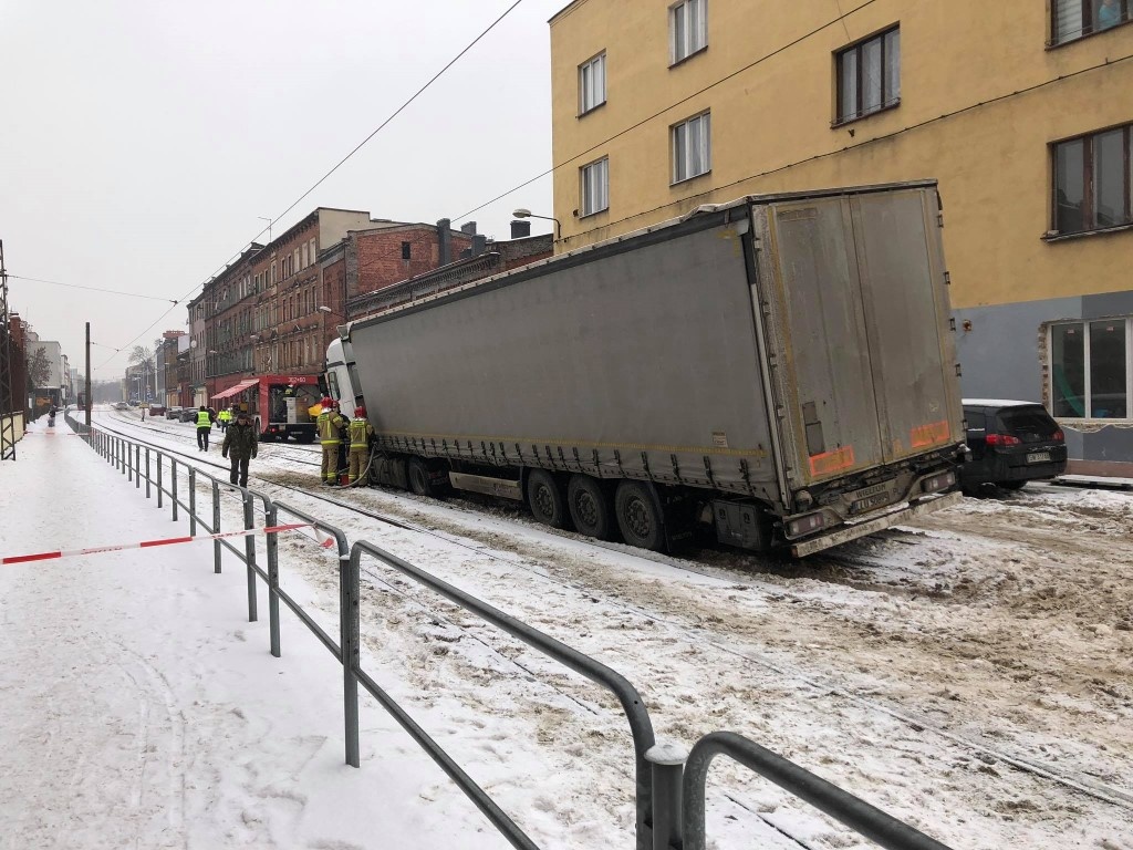 Ciężarówka wjechała na tory. Tramwaje nie kursują [ZDJĘCIA]