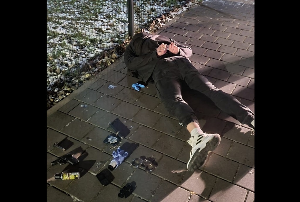 Udawali policjantów w Katowicach. Skuli kobietę kajdankami i grozili jej bronią
