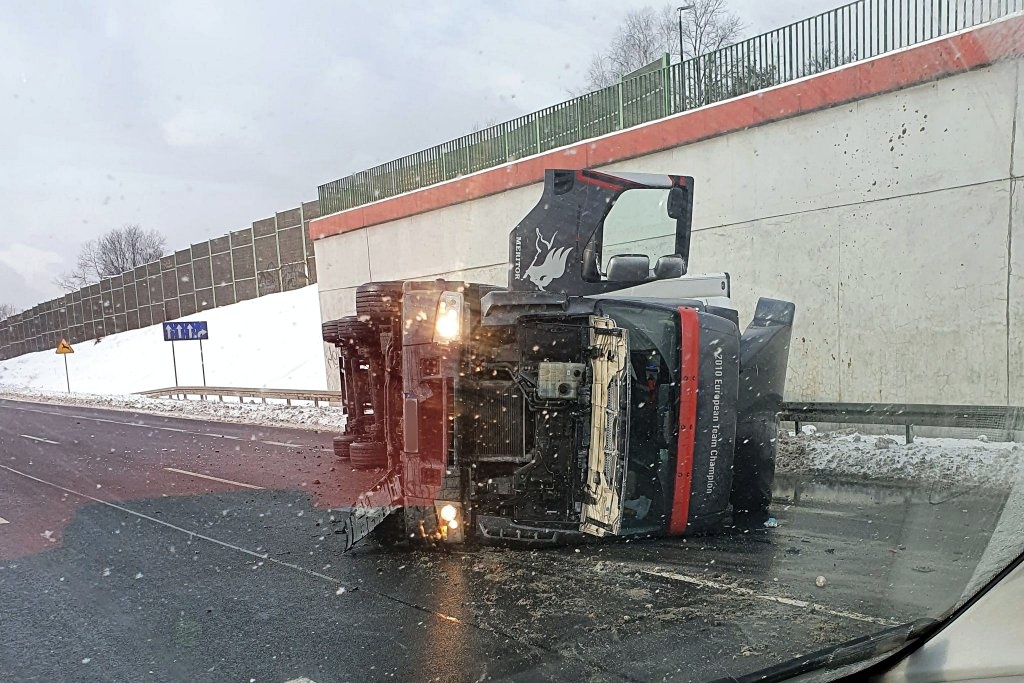 Ciężarówka leży na DTŚ-ce. Utrudnienia potrwają kilka godzin