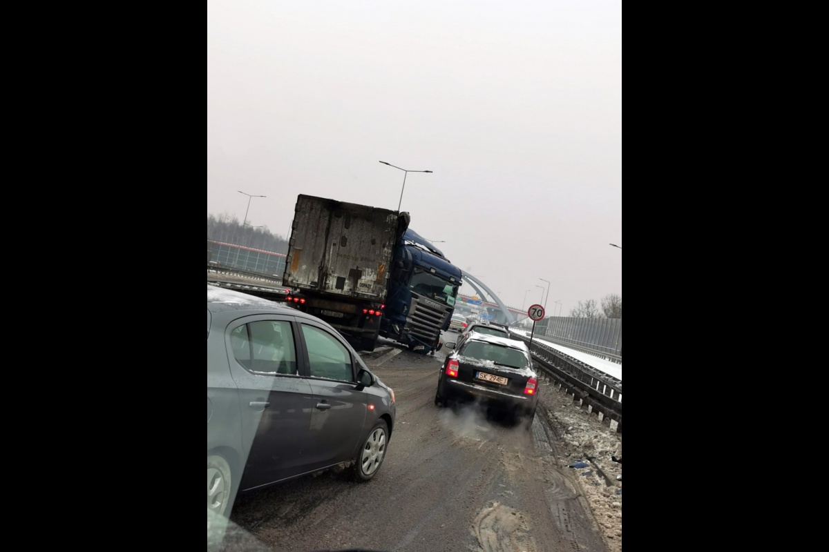 Ciężarówka zablokowała zjazd z autostrady. Korek jest coraz dłuższy