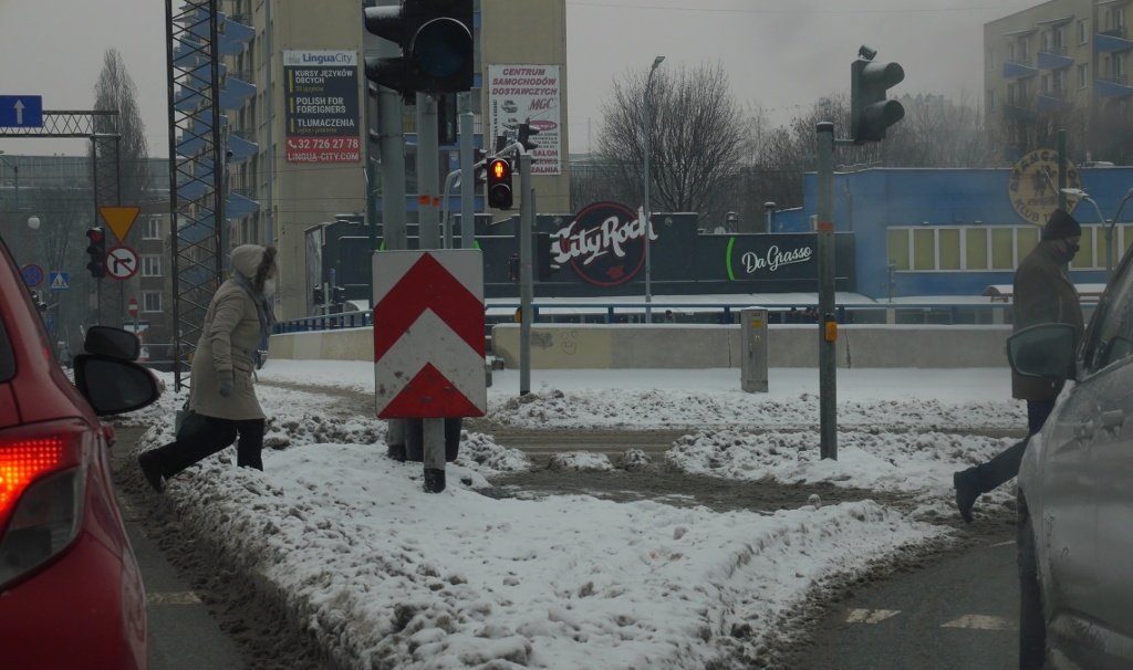 Mieszkańcy brodzą w śniegu na przejściach dla pieszych. MPGK i MZUiM zaczynają akcję udrażniania 