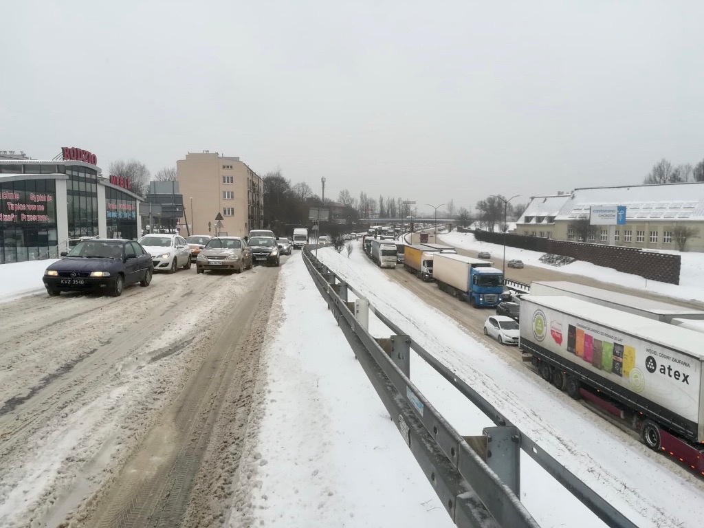 Bardzo trudna sytuacja na drogach. DTŚ została zamknięta, bo tiry na letnich oponach nie mogą podjechać pod górę