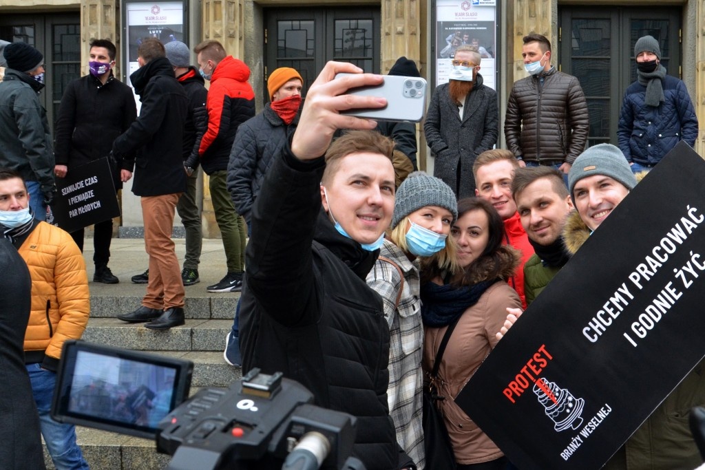Branża weselna żąda normalności. Protest przed siedzibą PiS w Katowicach