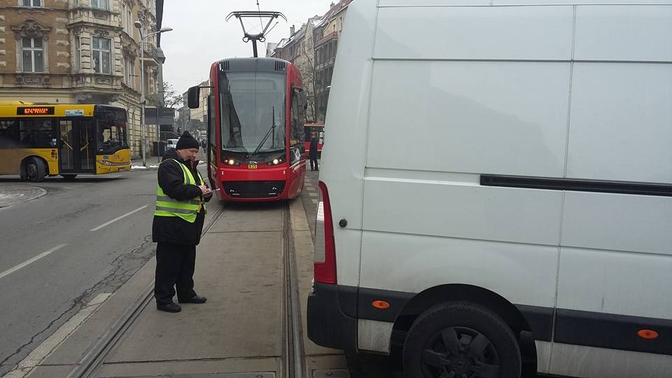 Na kierowców, którzy blokują tory tramwajowe, czeka nie tylko mandat. Tramwaje Śląskie obciążają ich kosztami niezrealizowanych połaczeń