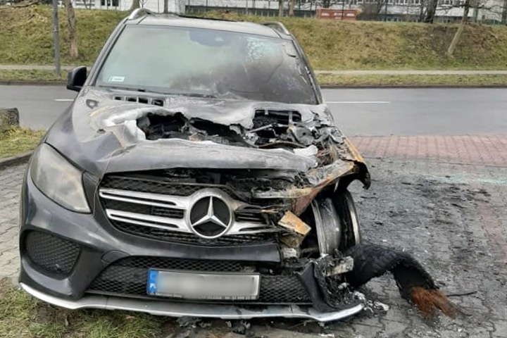 Drogi mercedes spłonął na os. Tysiąclecia. To prawdopodobnie podpalenie