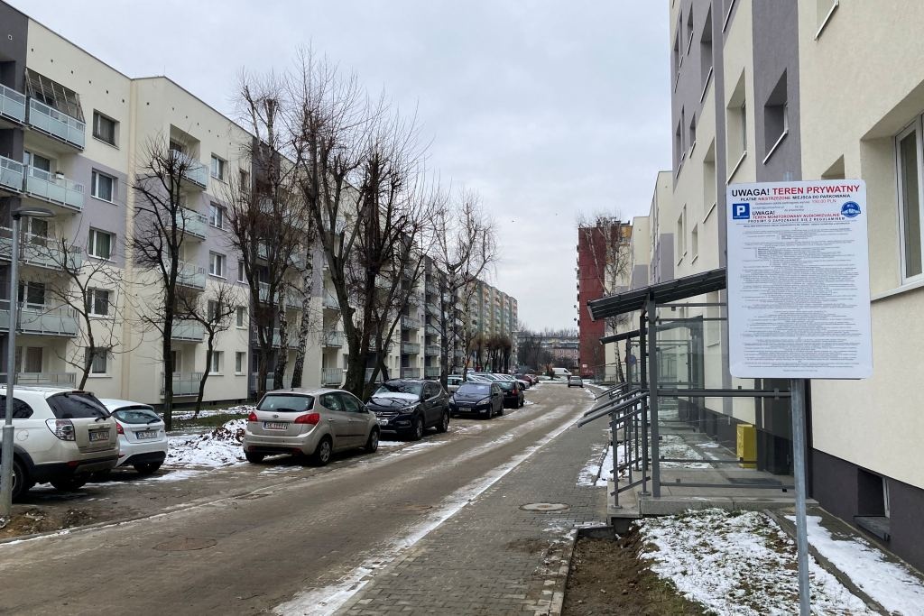 Blokady na kołach na kolejnym osiedlu w Katowicach. Spółdzielnia rozpoczyna wojnę z parkującymi