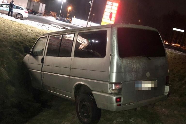 Pijany kierowca bez prawa jazdy na oczach policjanta wjechał do rowu