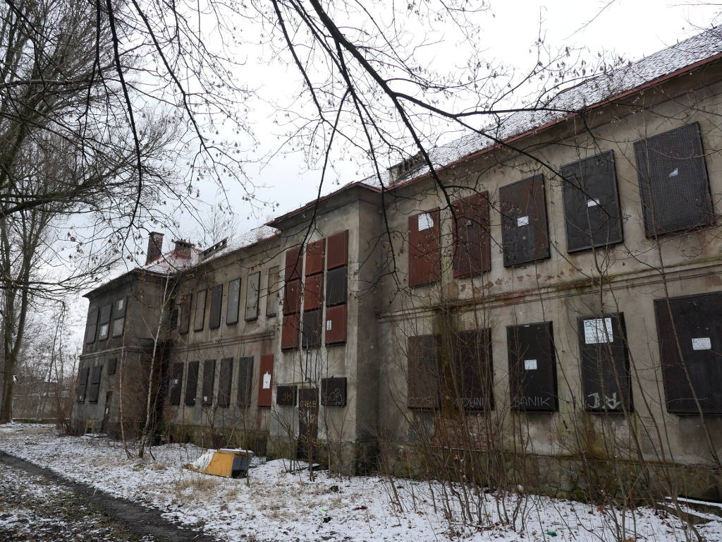 Prawie 20 lat budynek byłej przychodni stał pusty i niszczał. Teraz zostanie wystawiony na sprzedaż