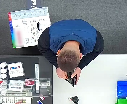 Oszust w centrum handlowym. Policja podejrzewa tego mężczyznę