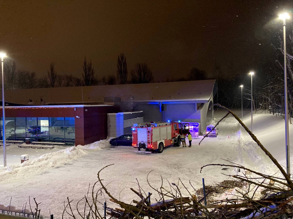 Drzewo runęło na ogrodzenie basenu w Brynowie