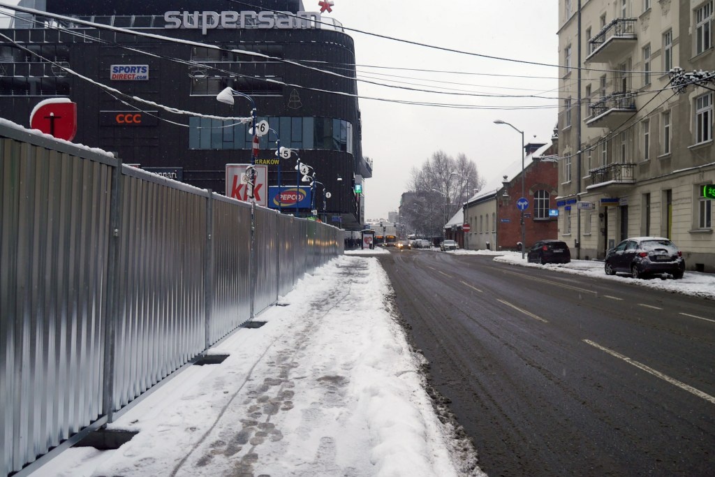 Zlikwidowany dworzec autobusowy ogrodzony, ale do budowy biurowców jeszcze daleko